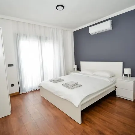 300m To 2 Bedroom Upstairs Flat With Pool B2 - Yeni Dunya דירה *