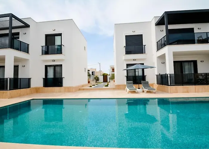 300m To 2 Bedroom Upstairs Flat With Pool B2 - Yeni Duenya *