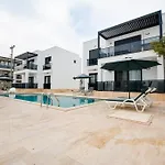 Apartment 300m To 2 Bedroom Upstairs Flat With Pool B2 - Yeni Dunya *