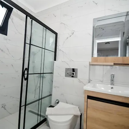 300m To 2 Bedroom Upstairs Flat With Pool B2 - Yeni Dunya *