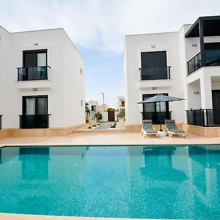 300m To 2 Bedroom Upstairs Flat With Pool B2 - Yeni Dunya *