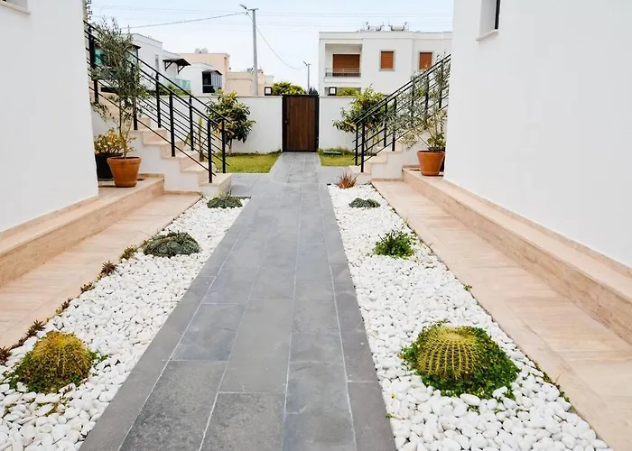 Apartment 300m To 2 Bedroom Upstairs Flat With Pool B2 - Yeni Dunya *