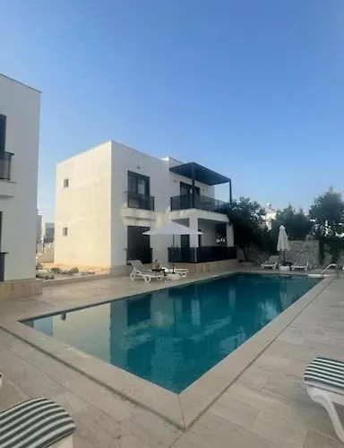 300m To 2 Bedroom Upstairs Flat With Pool B2 - Yeni Dunya *